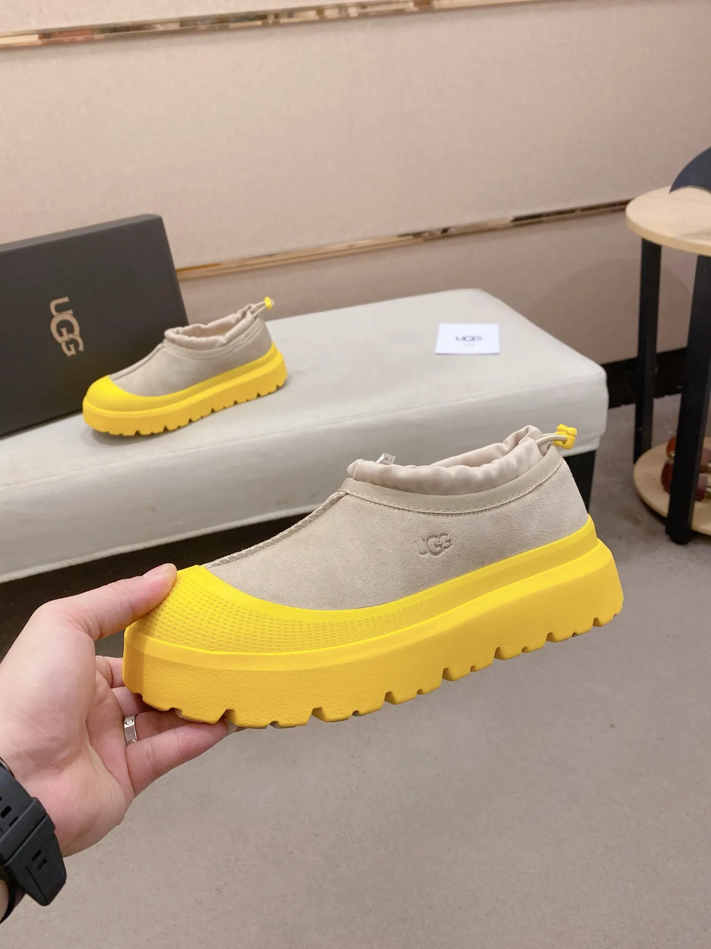 Factory price: 480💰Couple model💏 Same style as Wang Yibo, North American men's shoes Ugg ☃️In the special sale of new high-quality men's shoes snow boots in autumn and winter, the nemesis of extreme cold weather! Made of cowhide leather, merino wool lining, and original outsole, whether driving, outdoor or daily wear, there is always one that suits you! Male and female size: 35-46.